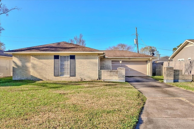 view of front facade featuring brick siding, a garage, a front lawn, and fence