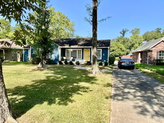 single story home featuring a front yard