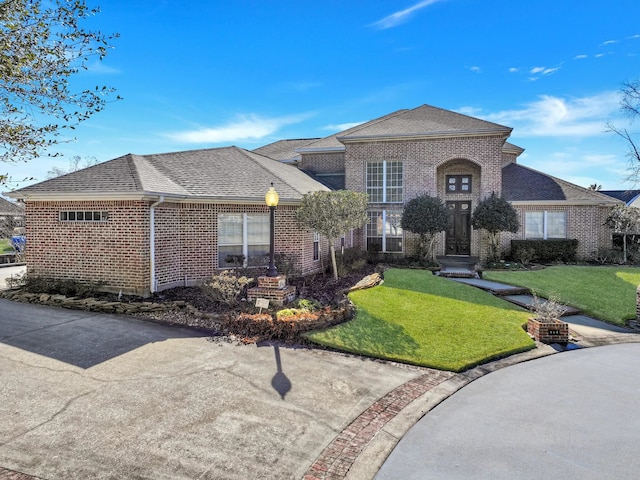 view of front facade with a front yard