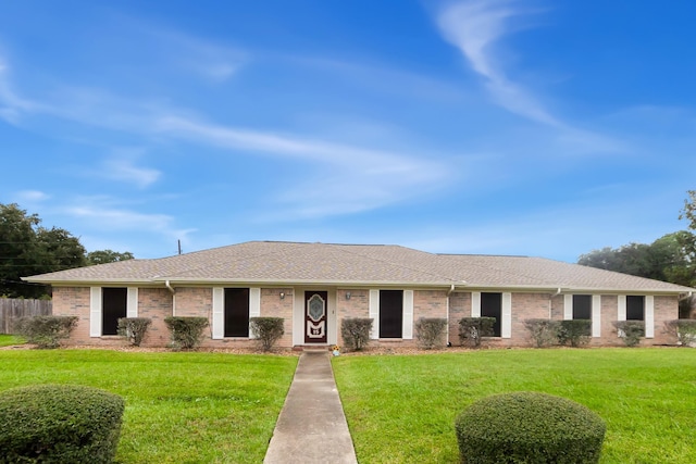 single story home with a front lawn