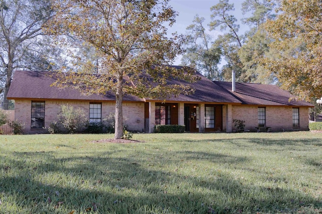 single story home with a front lawn