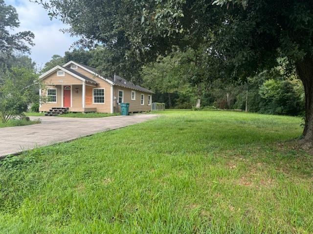 view of front of home with a front lawn