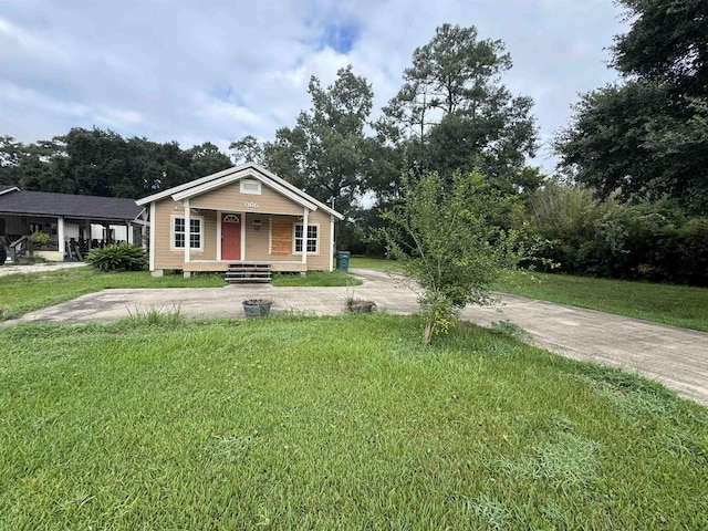 view of front of property featuring a porch and a front lawn