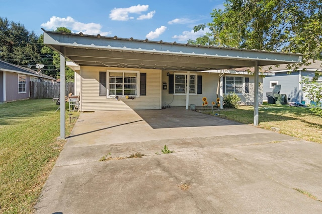 view of front of property featuring a front lawn and a carport