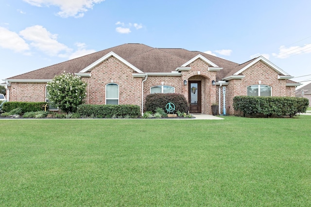 view of front of home featuring a front yard