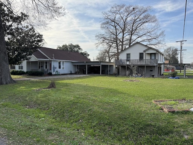 view of yard featuring a carport