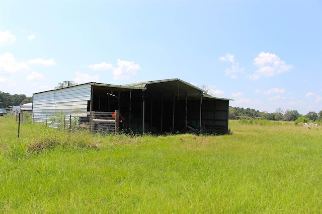 view of outdoor structure with an outbuilding