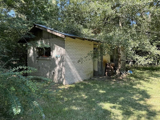 view of outdoor structure featuring a yard