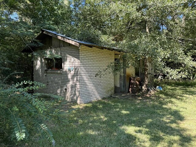 view of outdoor structure featuring a yard