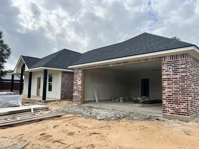 view of front of house featuring a garage