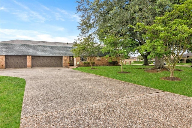 view of front facade featuring a garage and a front lawn