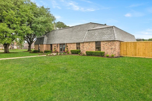 view of front facade with a front lawn