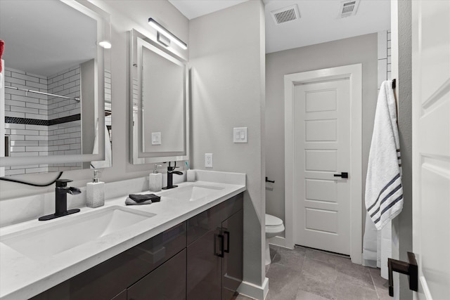 13370 Capital Dr, Bevil Oaks, TX 77713 - full bath featuring toilet, tiled shower, double vanity, and baseboards