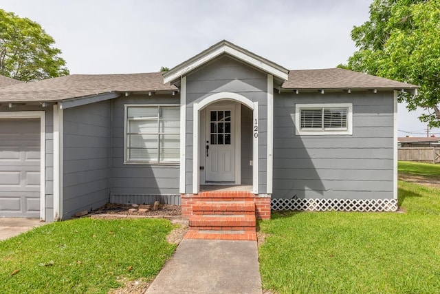 view of front of property featuring roof with shingles and a front lawn