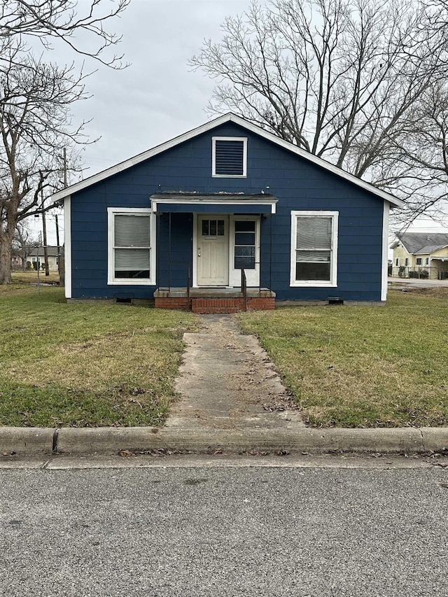 bungalow featuring a front yard