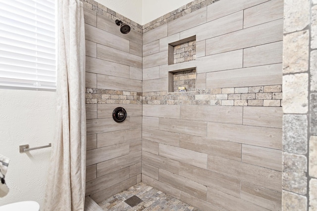 bathroom featuring tiled shower