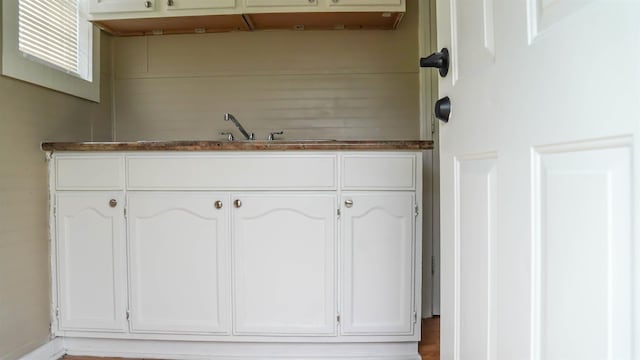 bathroom featuring sink