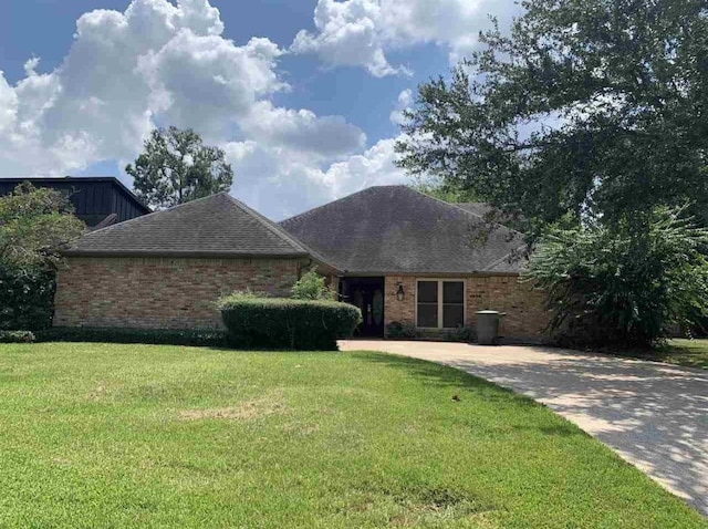 single story home featuring a front yard