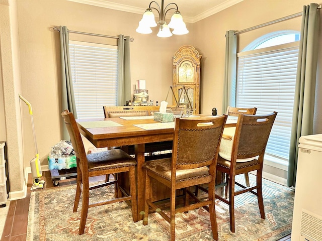 dining room featuring light hardwood / wood-style flooring, an inviting chandelier, and crown molding