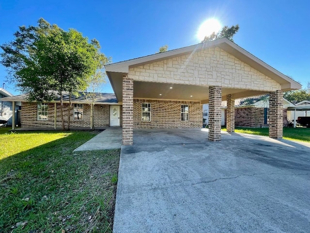 view of front of property featuring a front yard and a carport