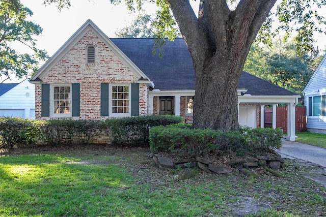 view of front facade with a front lawn