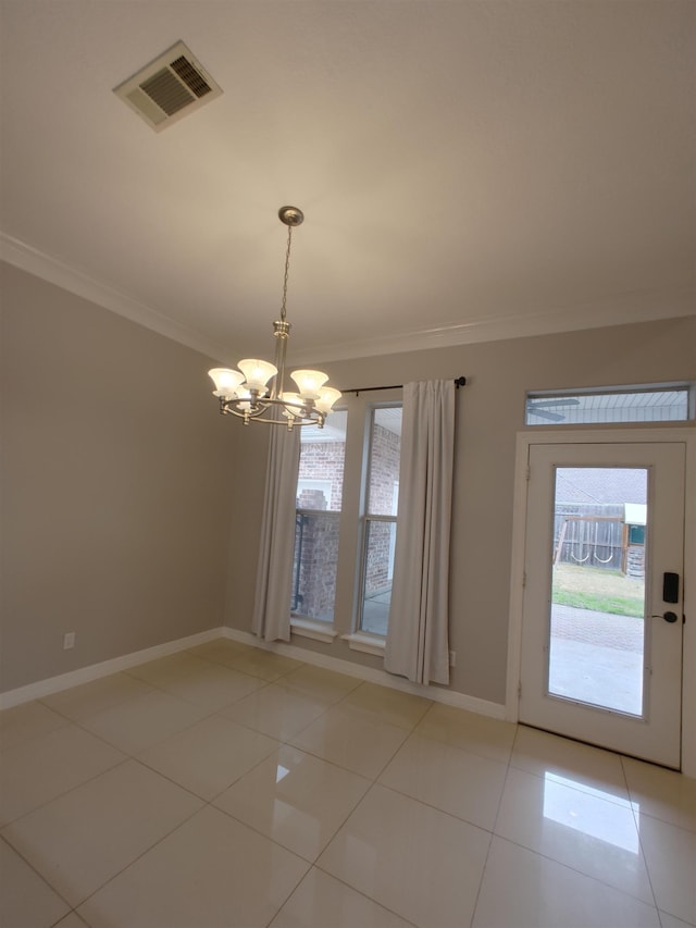 spare room with crown molding, light tile patterned floors, and a notable chandelier