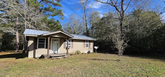 view of front of property with a front lawn