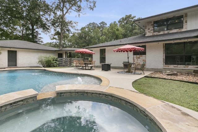 1025 Creek Bend Dr, Jasper, TX 75951 - view of swimming pool with a patio area and a pool with connected hot tub