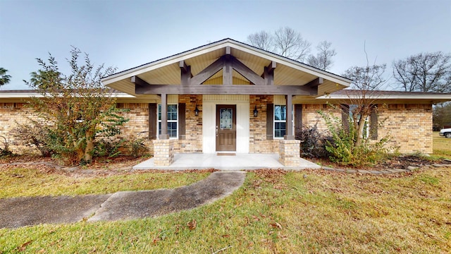 view of front of home featuring covered porch and a front lawn