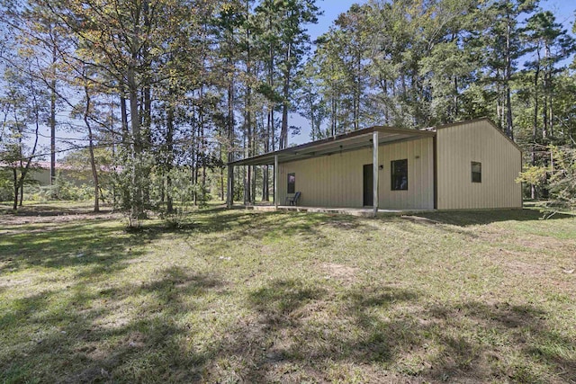 view of yard with an outbuilding