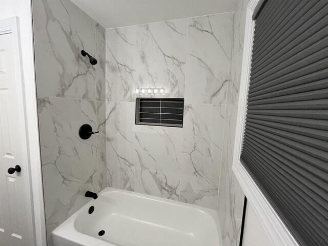 bathroom featuring tiled shower / bath