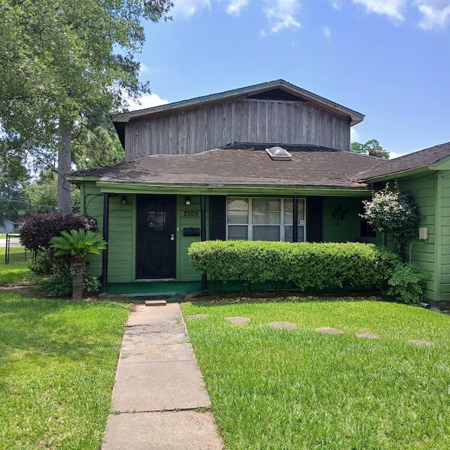 view of front of property with a front yard