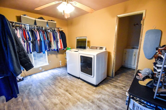 laundry room with wood-type flooring, ceiling fan, and washing machine and clothes dryer