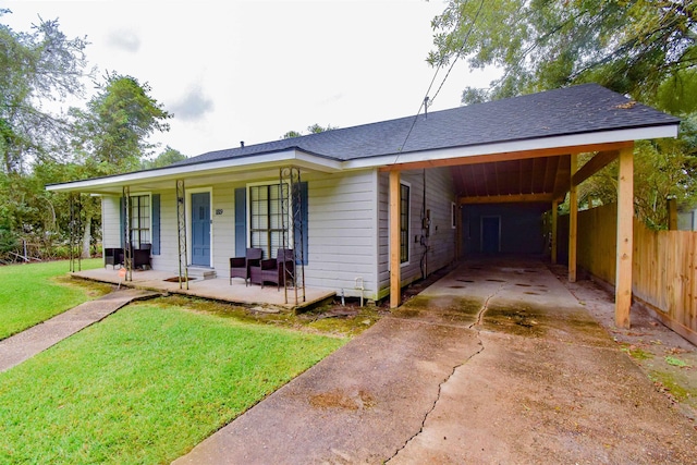 view of front facade with covered porch, a carport, and a front yard