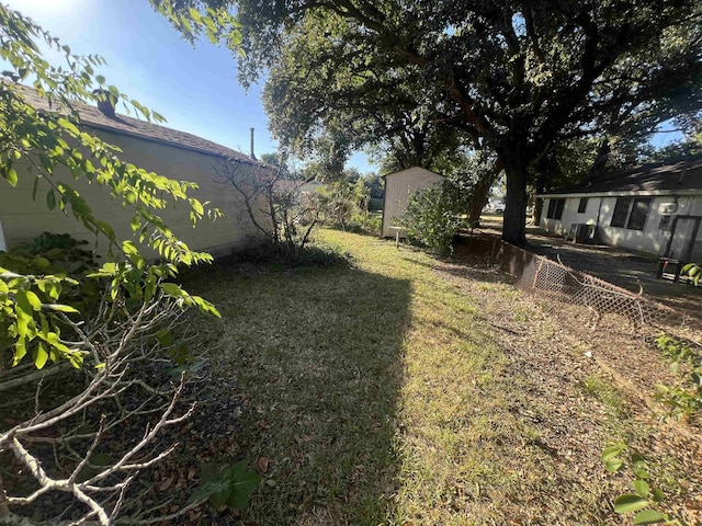 view of yard with a shed