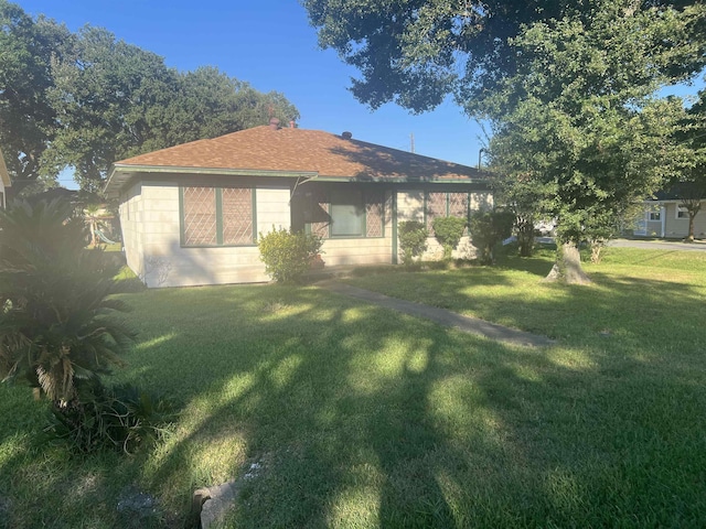 back of house featuring a lawn