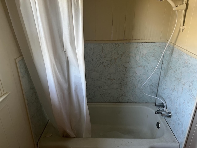 bathroom with shower / bath combo