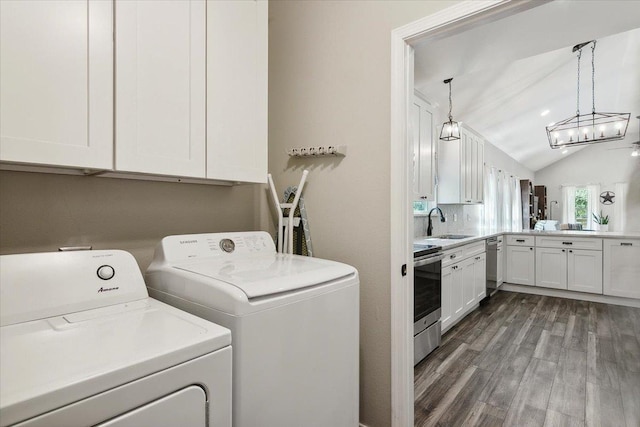 laundry room featuring cabinets, independent washer and dryer, dark hardwood / wood-style floors, and sink