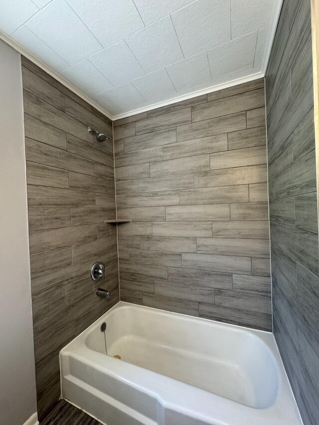 bathroom with tiled shower / bath