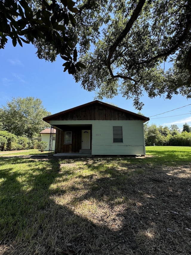 view of front facade featuring a front yard