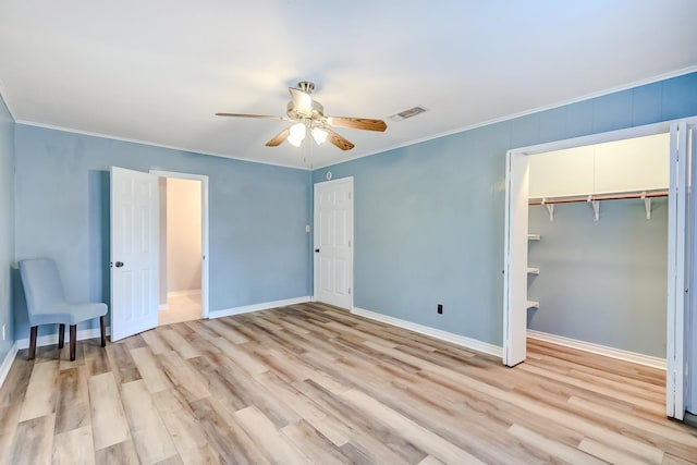 unfurnished bedroom featuring light wood-type flooring, a closet, ceiling fan, and ornamental molding