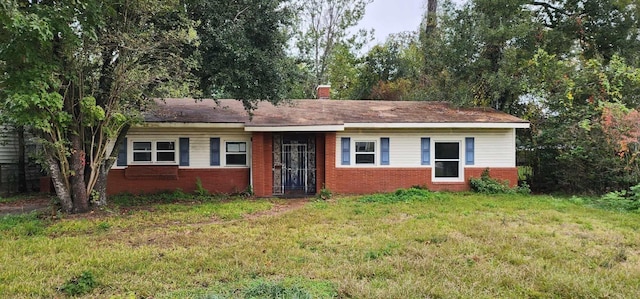 ranch-style home featuring a front lawn