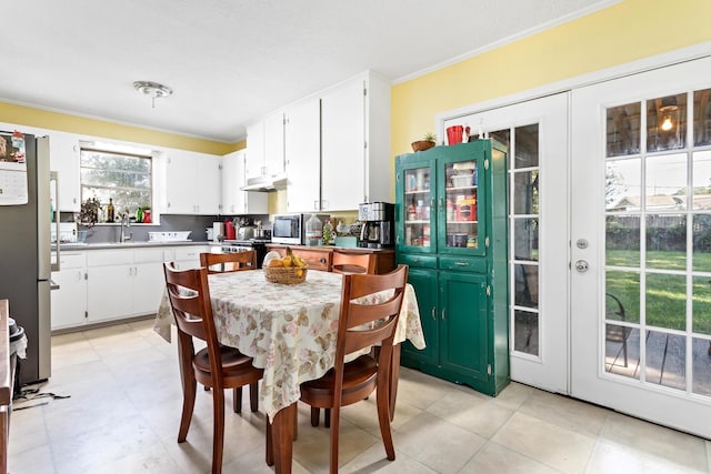 dining area with ornamental molding