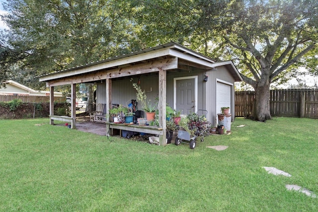 view of outdoor structure featuring an outdoor structure and a fenced backyard