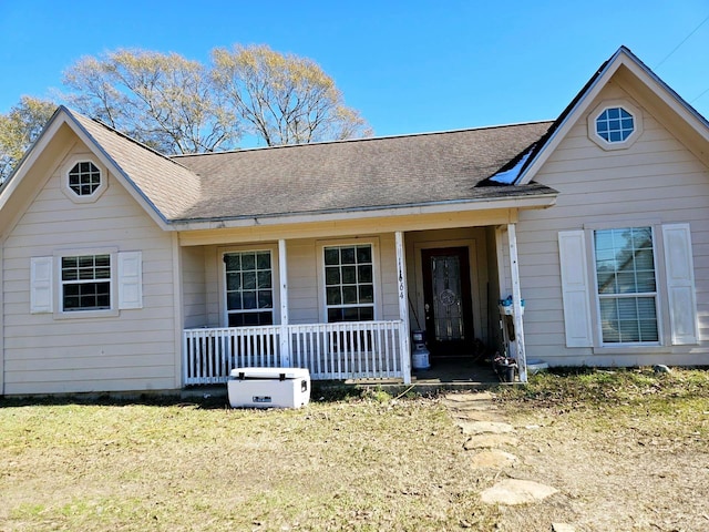 view of front facade featuring a porch and a front lawn