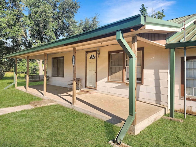 view of front of house with covered porch and a front lawn