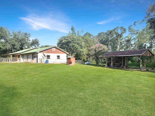 view of yard with an outbuilding