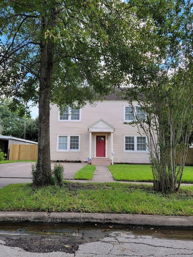 view of front of property with a front yard