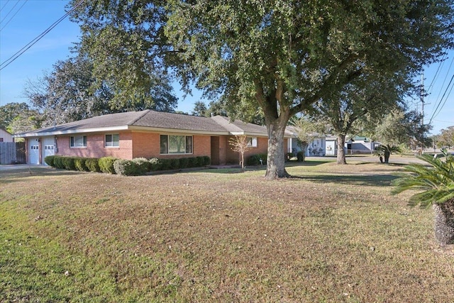 ranch-style house featuring a front yard