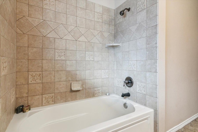 bathroom with tiled shower / bath